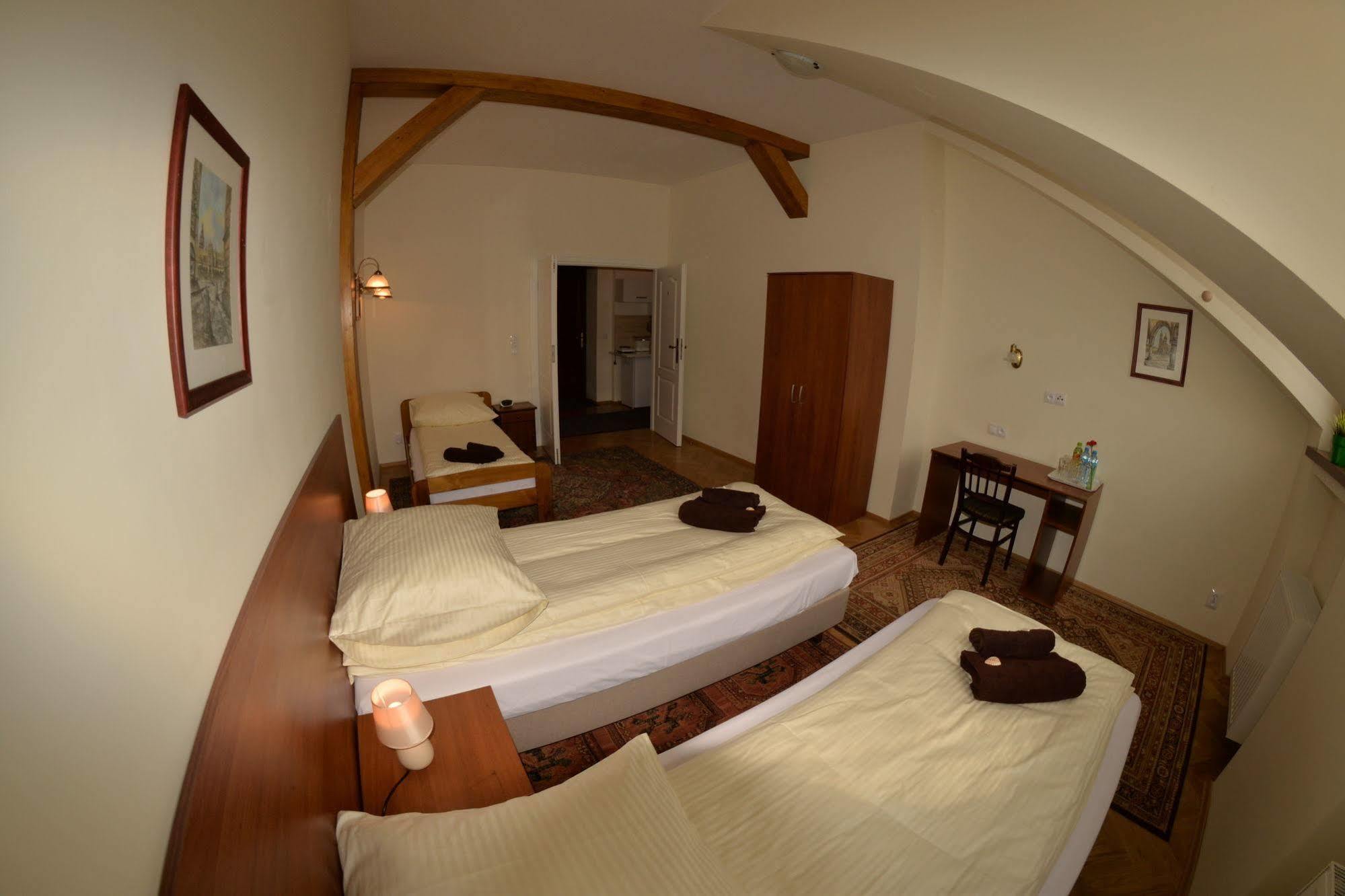 Royal Route 29 Comfort Rooms Krakow Luaran gambar