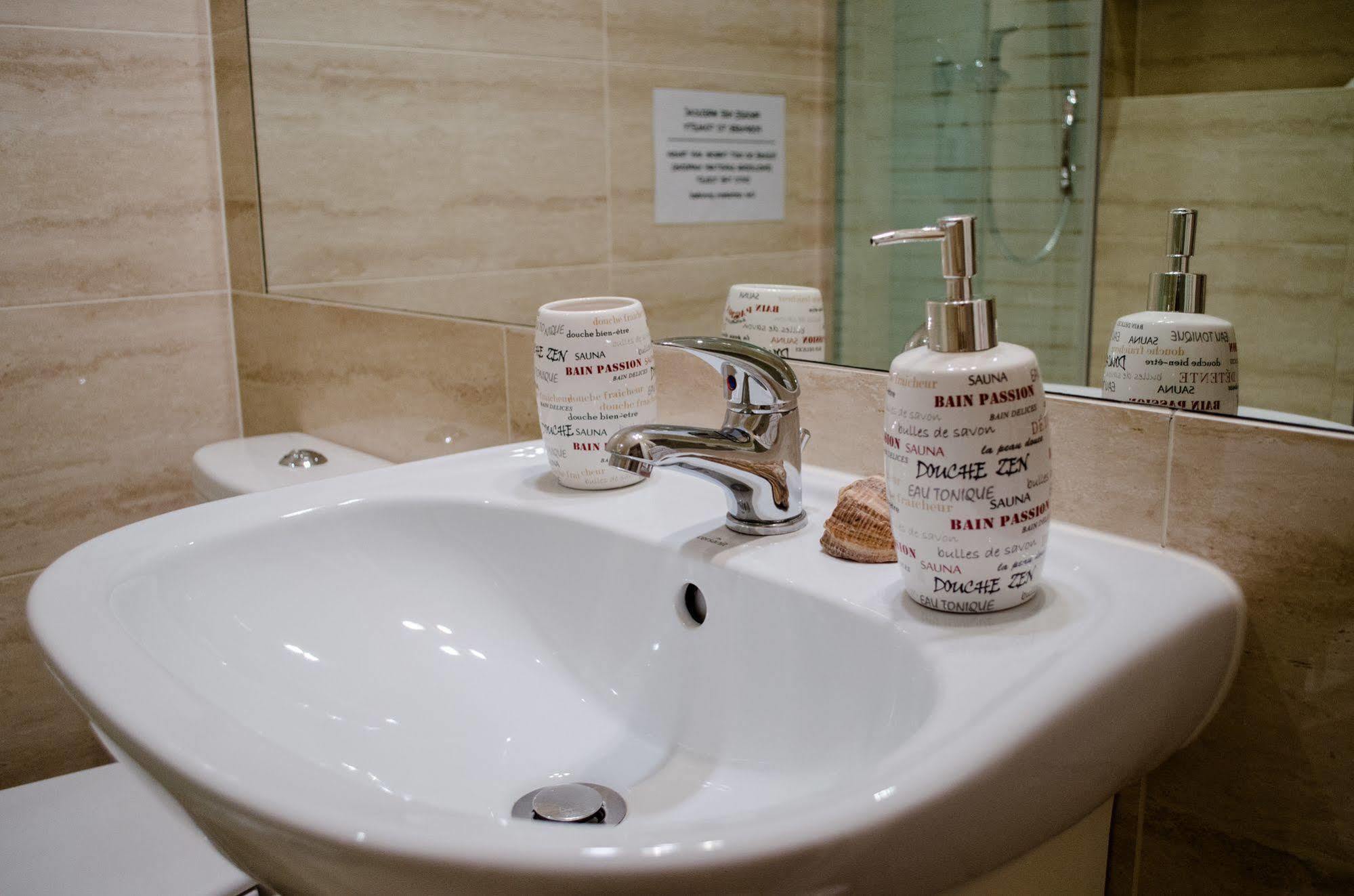Royal Route 29 Comfort Rooms Krakow Luaran gambar